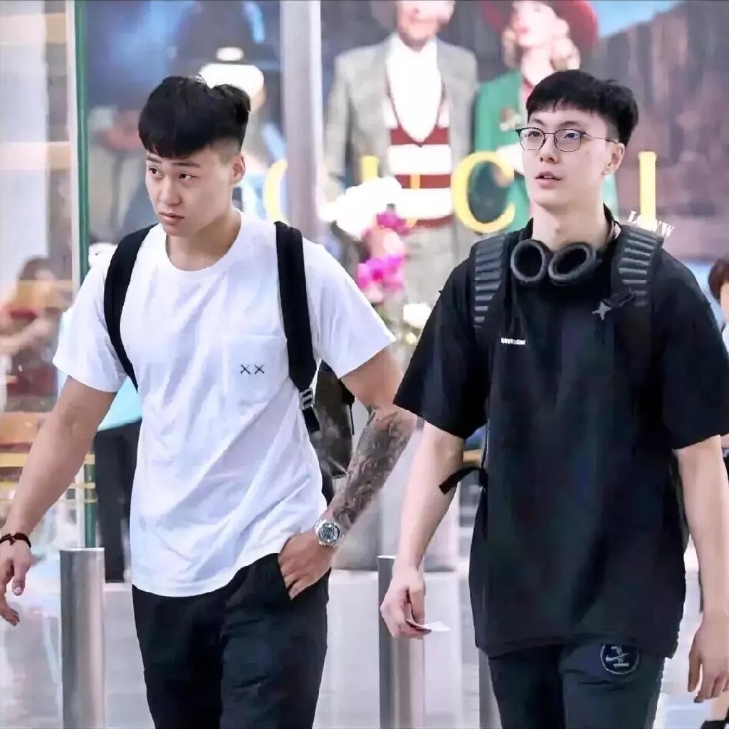 看见赵睿和胡明轩都去国家队报到了！你会发现一个很有意思的事？那就是这两个“新，老