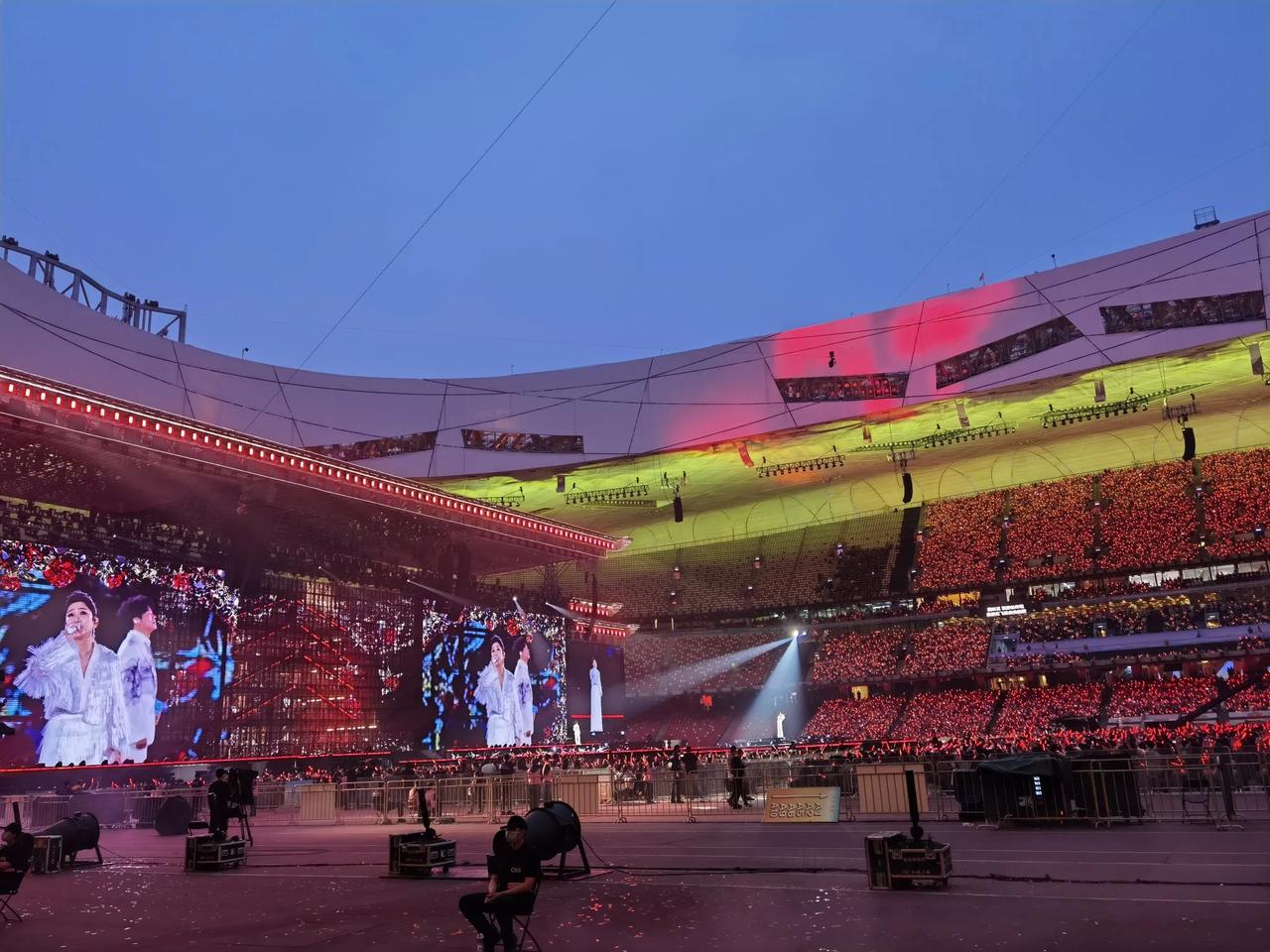 凤凰传奇吉祥如意演唱会，昨天准备着看到晚九点下雨🌧，后来因为演唱会热闹忘了下雨