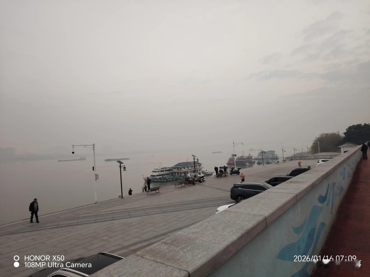 1月16日长江岸边冬泳“上头条聊CBA”