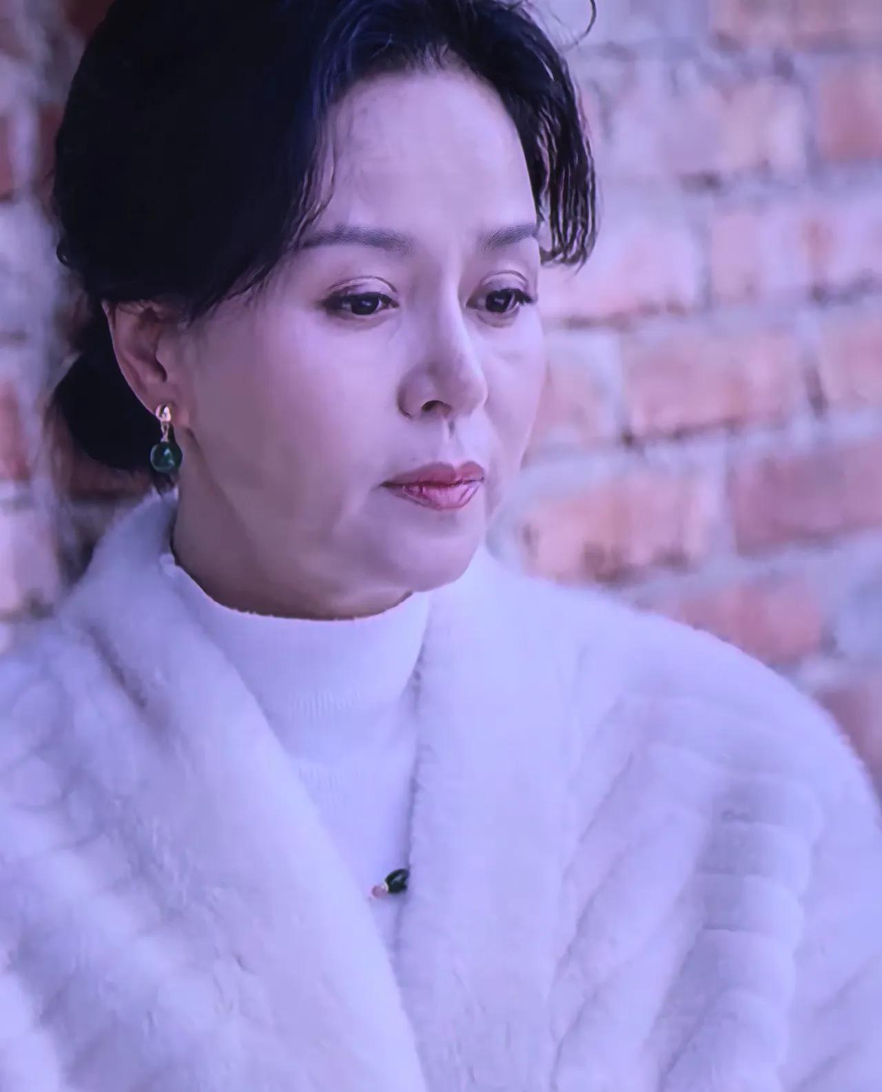 第二天，他们全家从自己家门走出来。
可前一晚的台词明明说：“家里住不下，去酒店。