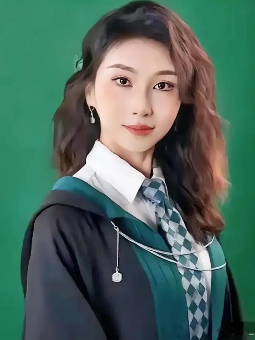 肤白貌美大长腿，唇红柳眉沐春风。
年纪轻轻就高位，胡言乱语扰人心。

从裴轶各种