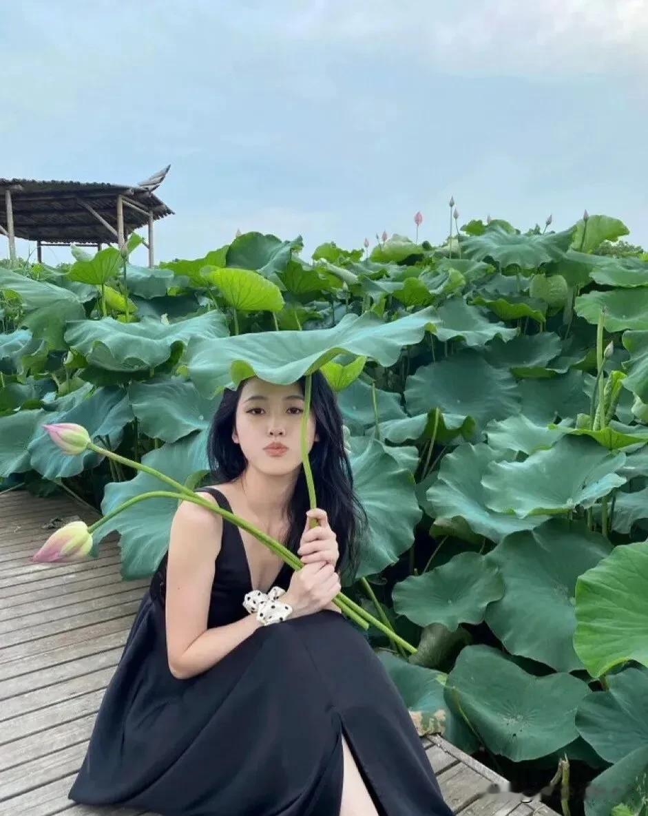 窗外的雨，稀稀疏疏，不大，但一滴一滴，不绝如缕，缠绵旖旎，就像那段过往，挥之不去