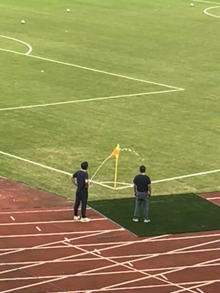 那一年，他双手叉腰。他会感到天塌了还是骄傲？