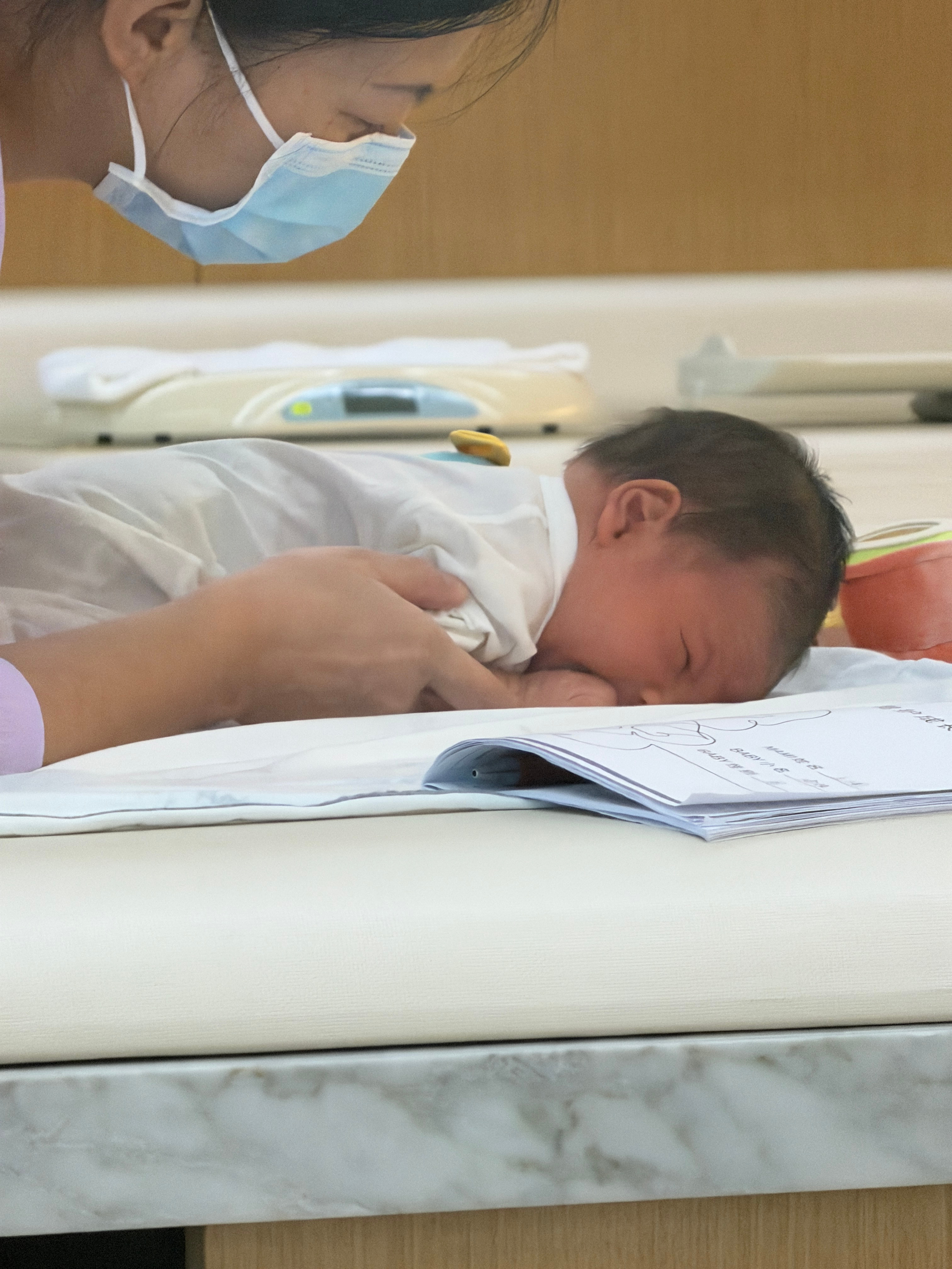 人类幼崽真的好搞笑，吃了不会抬头的亏，只能趴着脸朝地