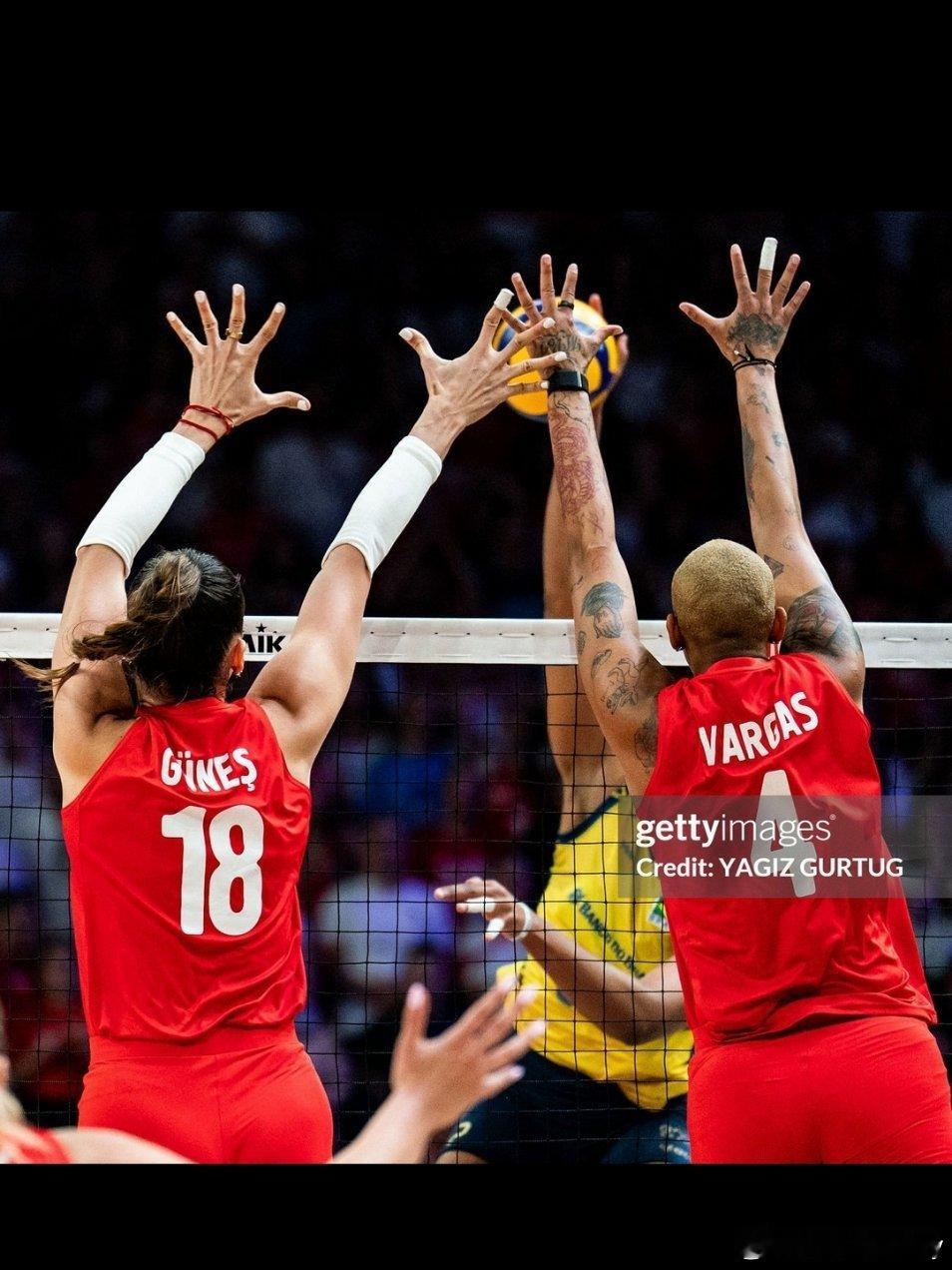 国际排联正在考虑在世界排球联赛中测试多项新规则：📍其中一项规则变更涉及拦网时触