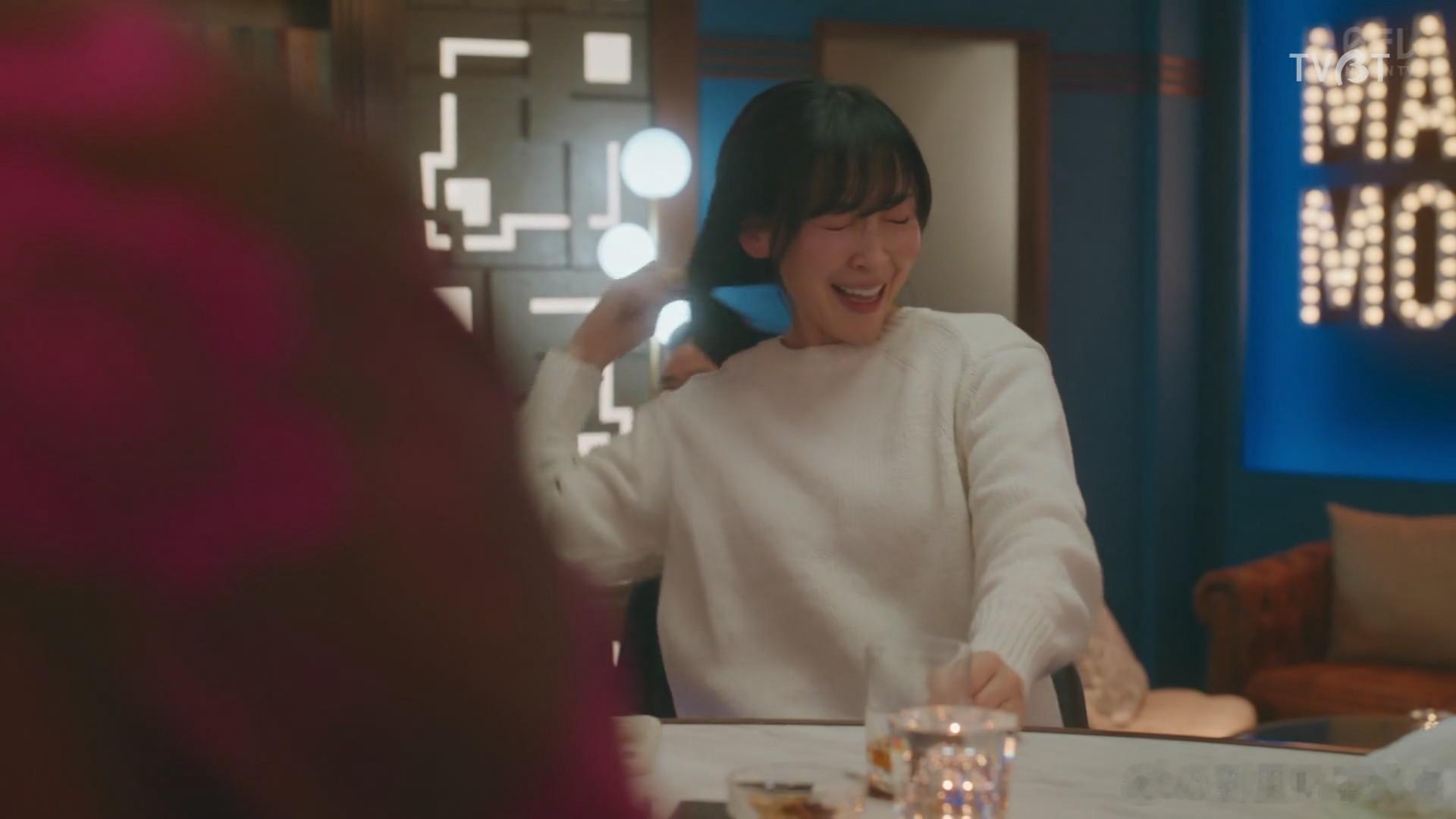 月夜行路：答案在名作中1话。麻生久美子喝了两杯开始上脸的时候一把撸掉发圈太飒了。