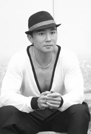 刘畊宏初舞台之前哭了刘畊宏彩虹天堂发行20周年刘畊宏对舞台的渴望显而易见，他也需