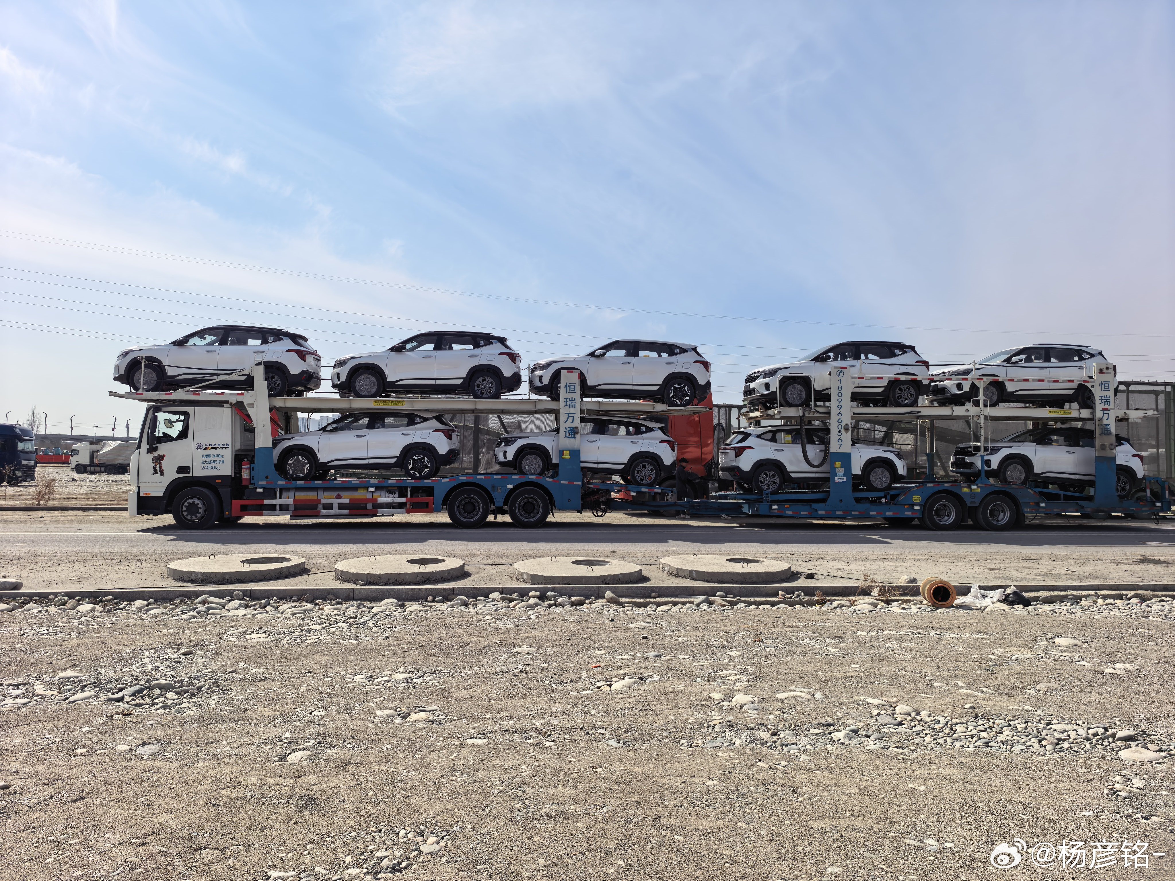 闲溜达碰见自家司机过来卸车，换个地方遇见就显得格外亲 伊犁