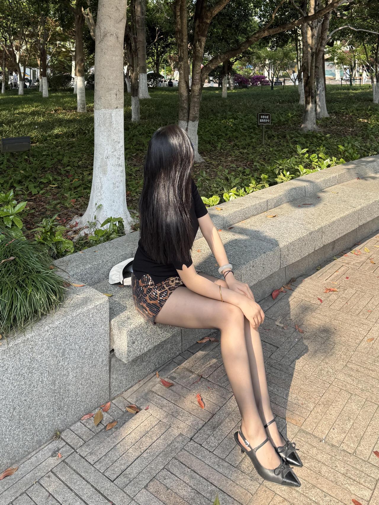 人这一辈子，
你是谁并不重要，
重要的是，

你跟谁在一起。
你跟着蜜蜂，
就能