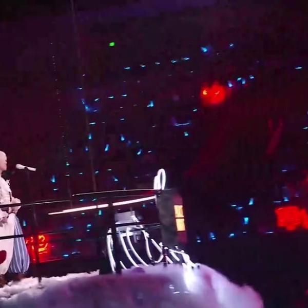 华晨宇“童趣迷兔”，真的太会穿了。不是把游戏皮肤照搬到舞台上，而是把一个虚拟角色