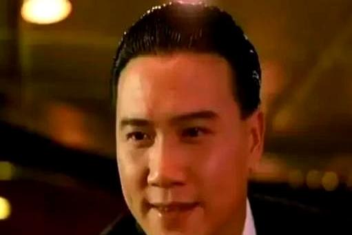 一个曾经站在镜头正中间的大明星，后来去酒吧唱歌，这事就真有那么“掉价”吗？
王晶
