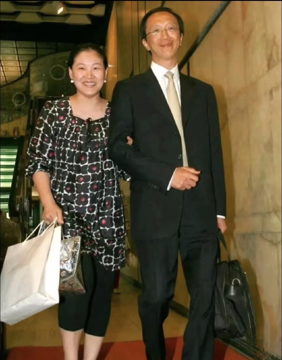 伏明霞的大女儿梁司渝，
从哈佛毕业了，
没发通稿，没晒学士服，网上连张正脸照都难