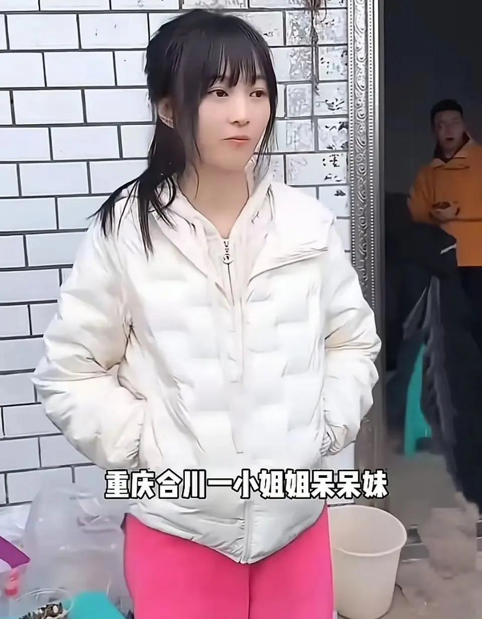 重庆合川的呆呆因两头猪走红网络不是闯祸[呲牙]，我觉得她是与猪汤宴一起逆天改命啊