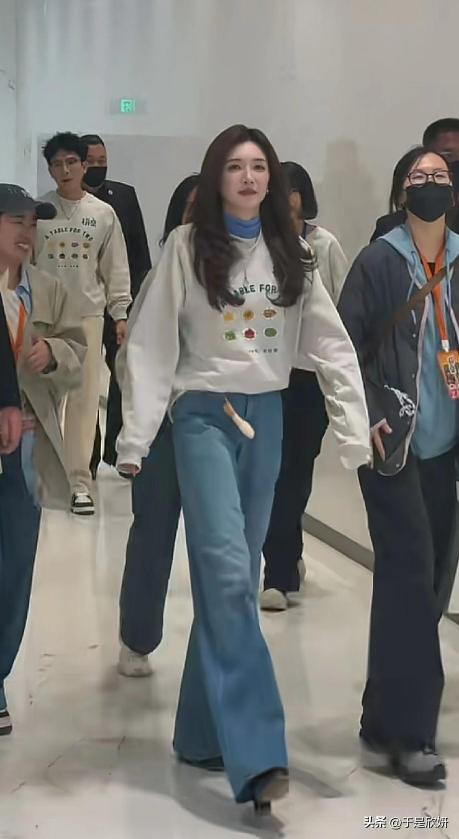 江疏影私服太接地气！卫衣配牛仔裤走机场，38岁状态像大学生✨
 
江疏影最新机场