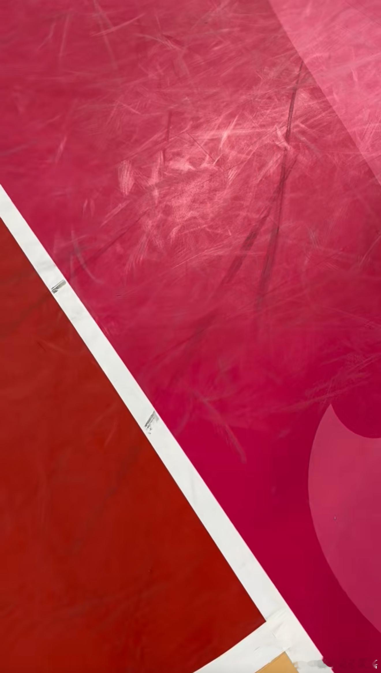 有俱乐部已经向CBA投诉了关于篮下那块地贴造成队员滑倒的情况，这个情况已经在多场