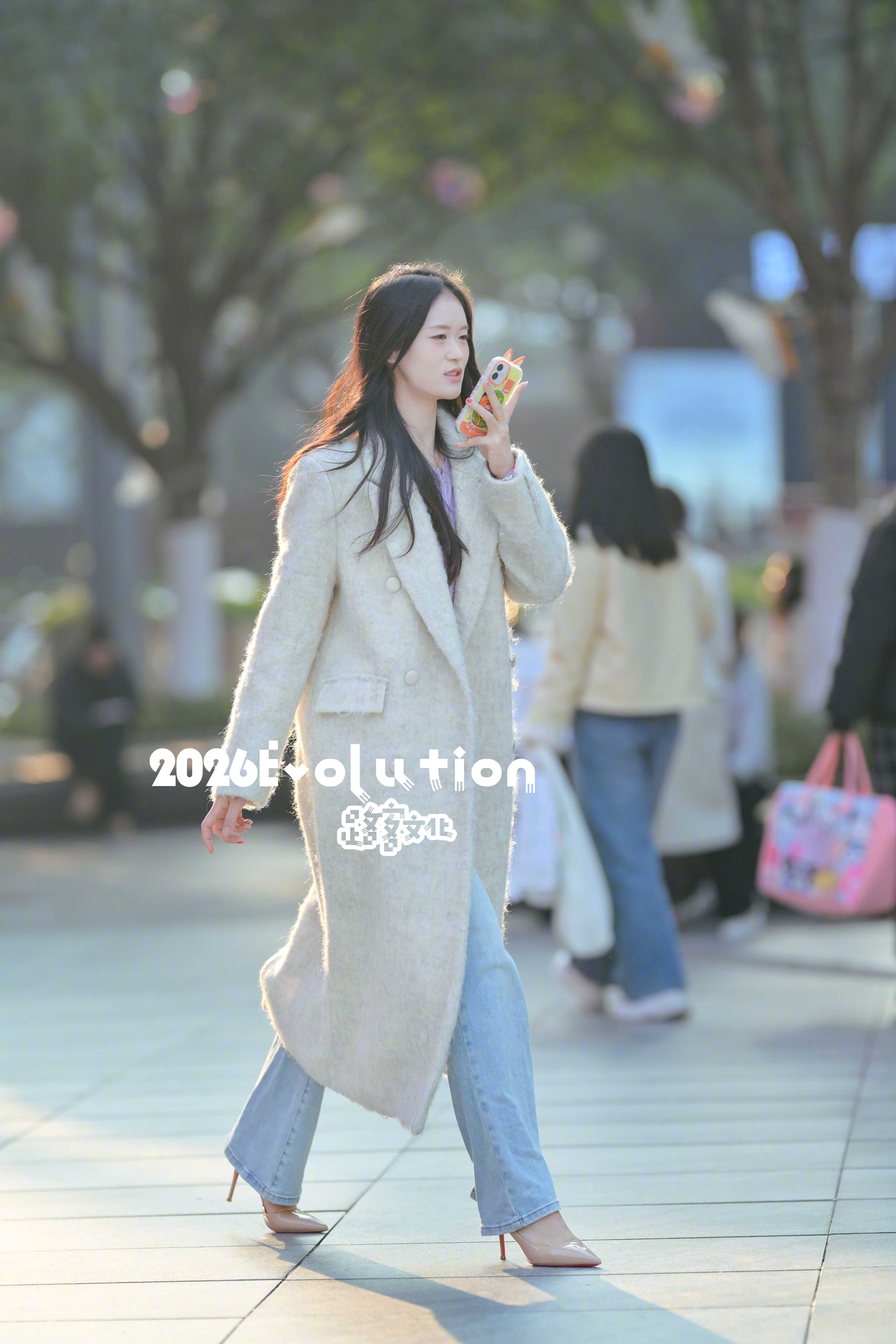 风衣 牛仔裤 还是好看哈！ 