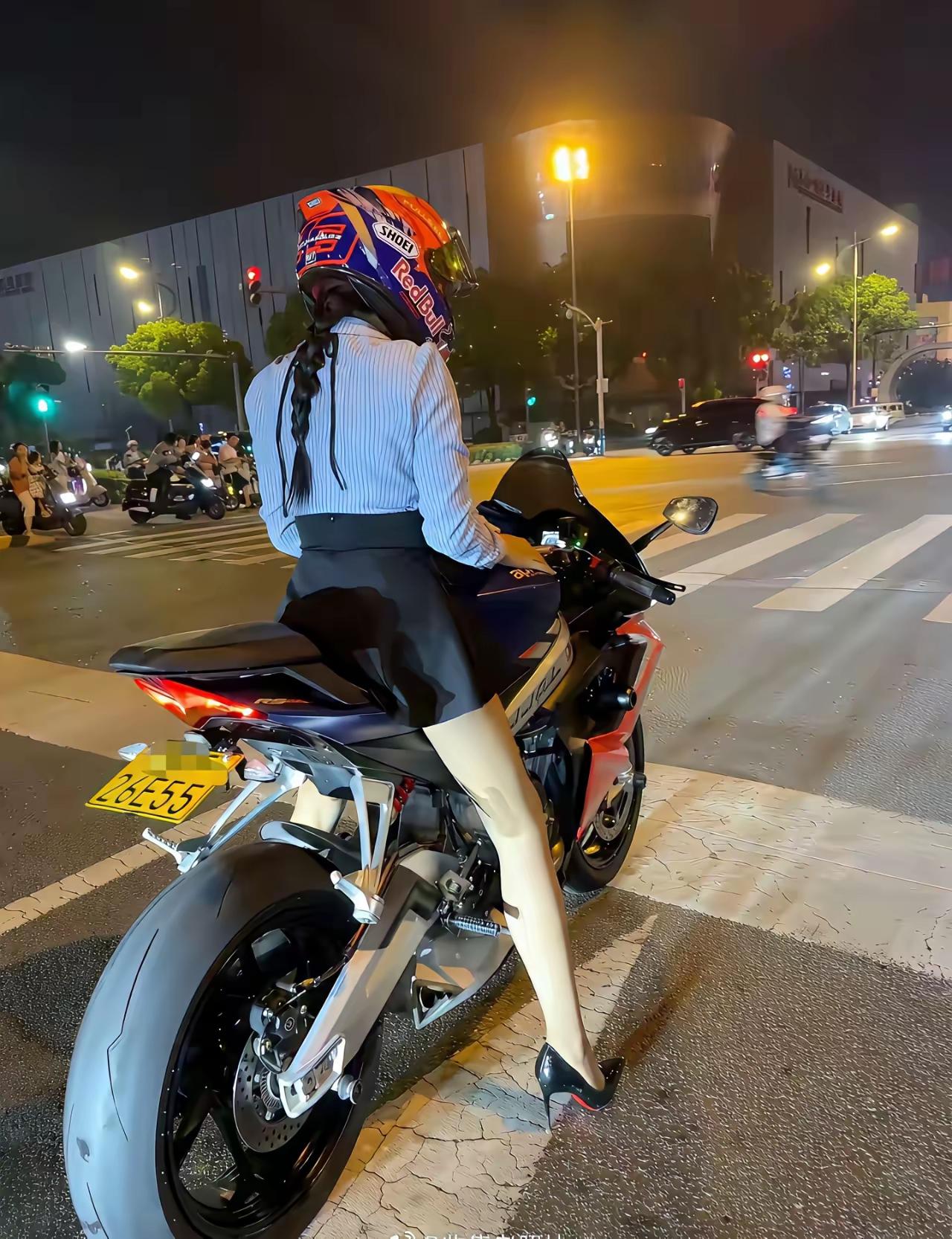 穿高跟鞋开车是违法的，骑摩托车会不会涉及违法呢，网上的女骑士见了不少了，穿着高跟