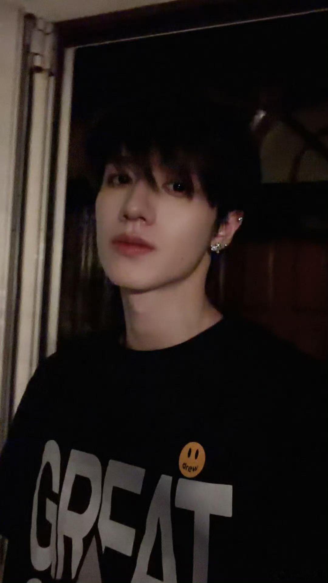 朱志鑫那就继续听听歌吧朱志鑫看雨发现音符善于发现生活小美好的朱志鑫太迷人了，雨天