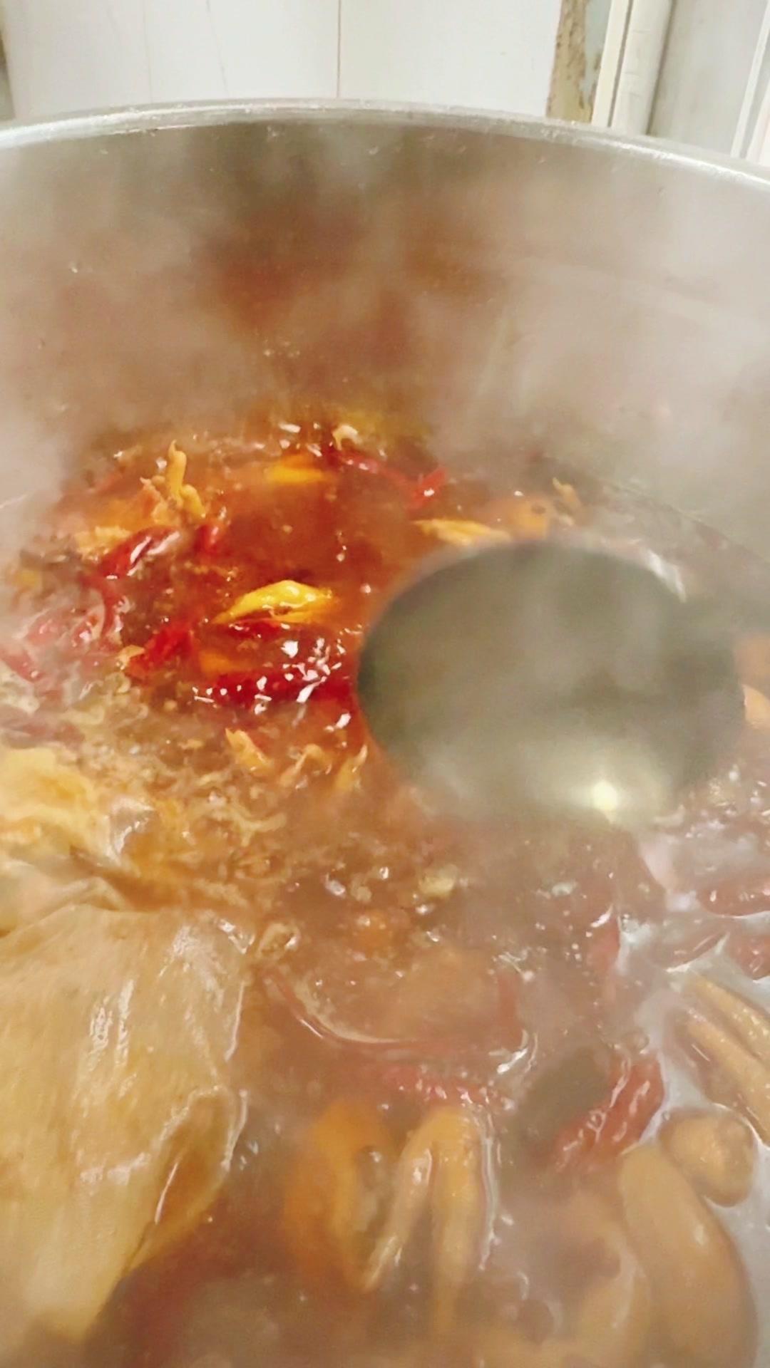 5块钱成本做一大盘辣炒鸡尖，香到舔手指，比外卖划算还干净～

1️⃣熬制高汤：鸡