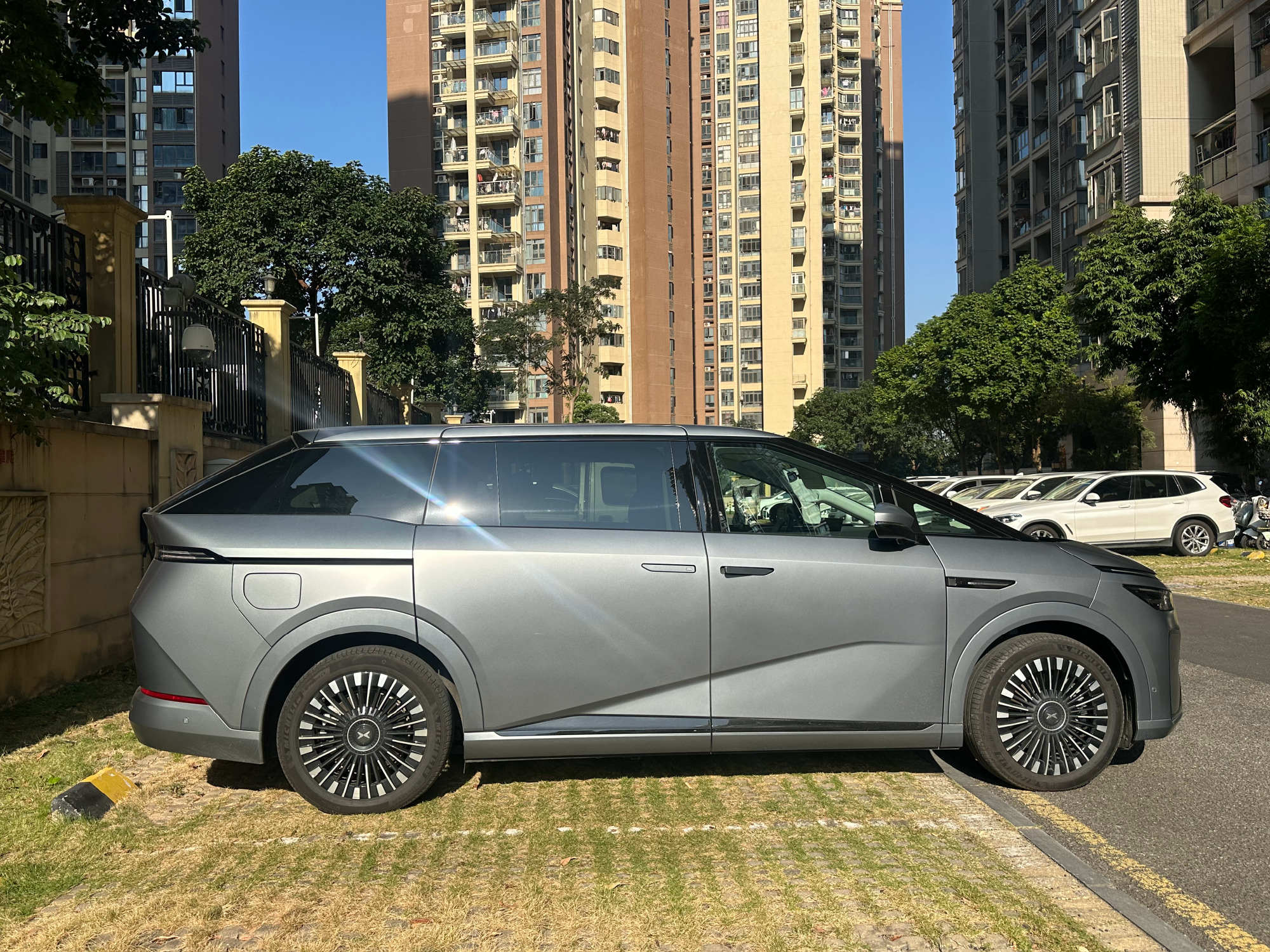 小鹏X9超级增程这台车堪称能源怪兽，63.3度的电池比自家小弟MONA M03 