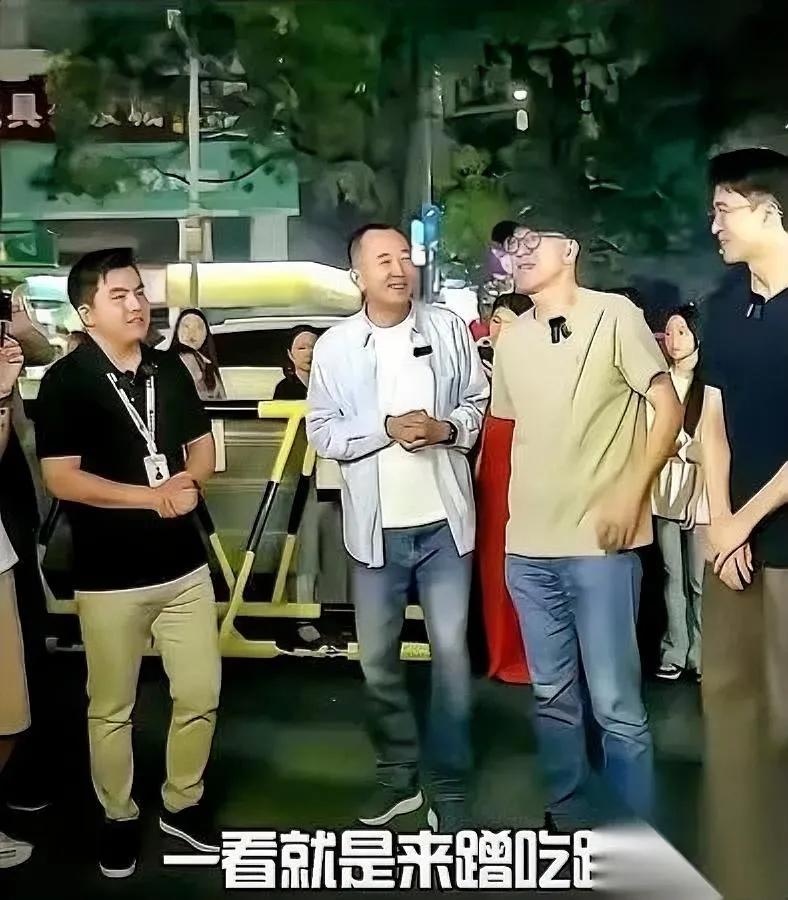俞敏洪直播间

又出状况了

对着自己亲手请来的陈行甲张嘴就说人“蹭吃蹭喝”，之