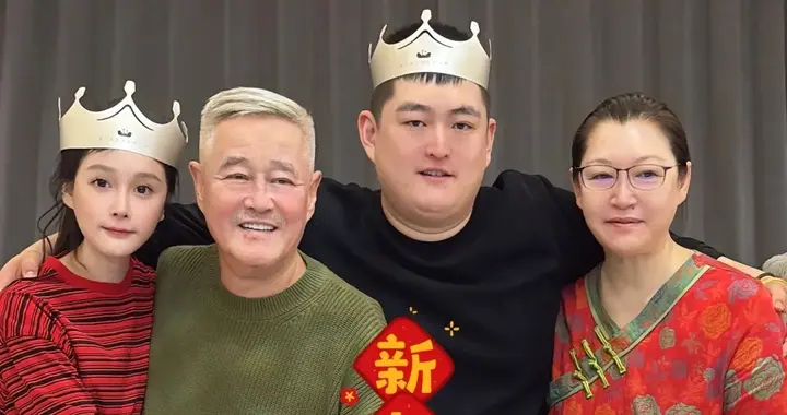 67岁赵本山为28岁龙凤胎儿女庆生，其妻子马丽娟罕见现身