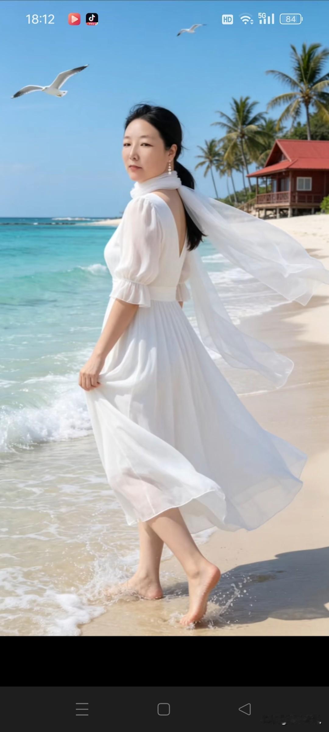 海边姑娘一袭白裙，美得让人移不开眼。就像田曦薇的海边白裙写真，白蕾丝裙配鸡蛋花，
