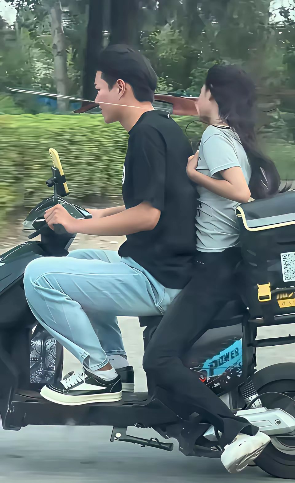 小伙子估计头都大了，这急刹还是不急刹好啊。 