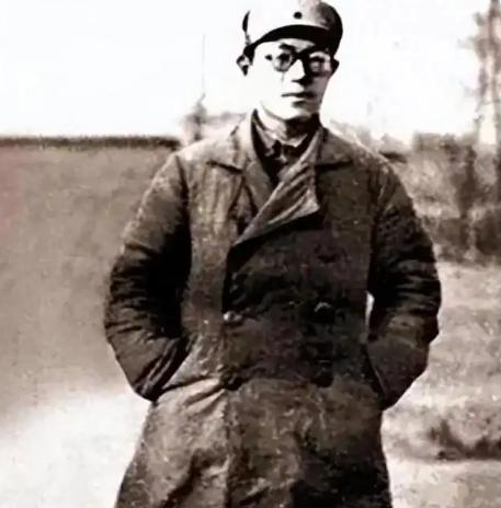 1937年，红军侦察部长流落到西北，靠帮地主写对联过活。没想到地主只扫了一眼他的