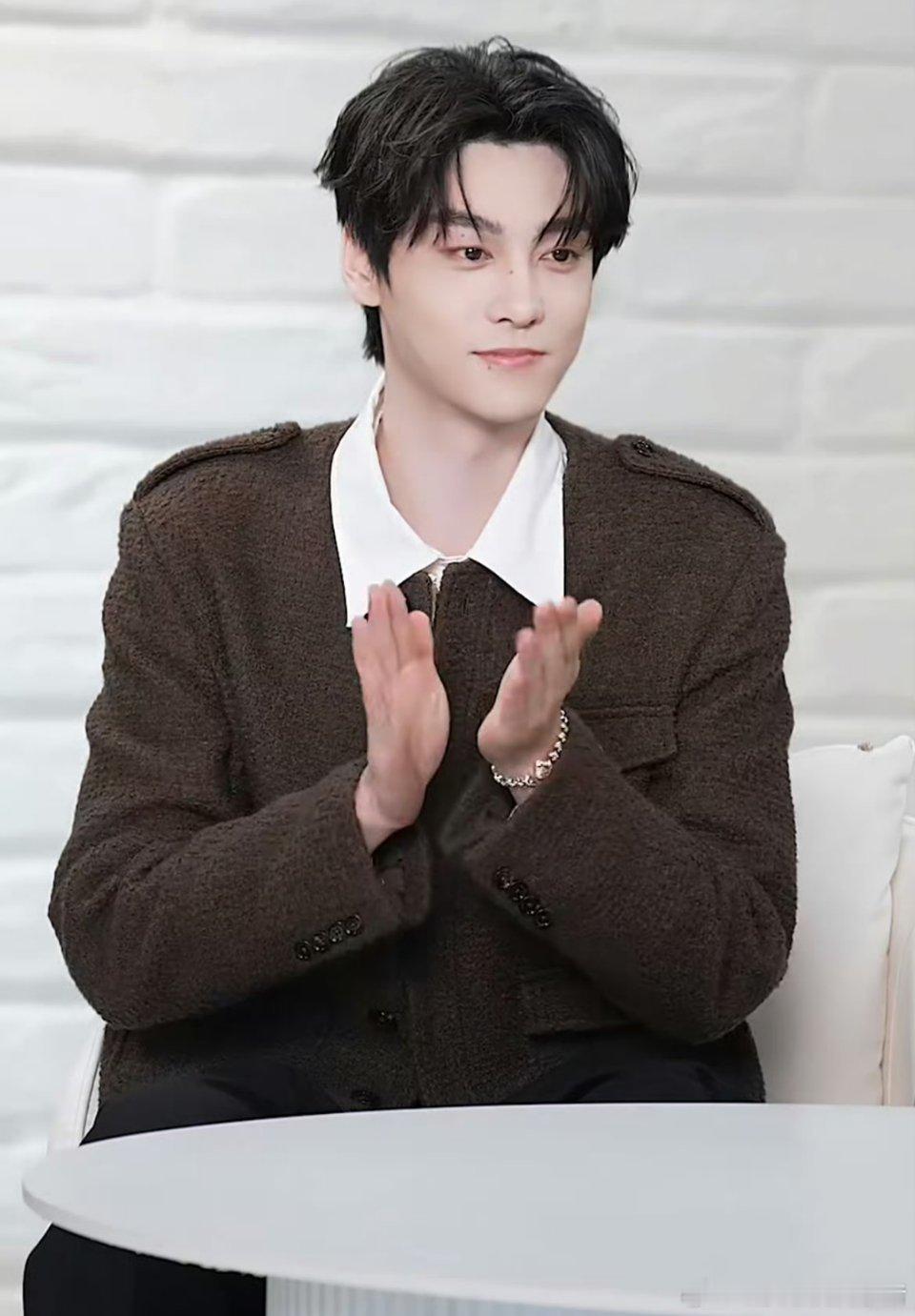 田栩宁直播状态，感觉发型得变一下了