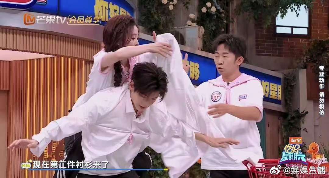 吴宣仪翟潇闻背后抱穿衬衫 翟潇闻背着吴宣仪穿衣服好六本期最戳人的片段莫过于此，背