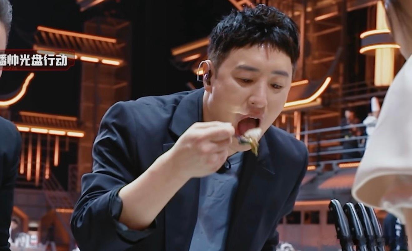 潘玮柏来扬州录综艺了潘玮柏二进扬州录制《食神·百厨大战》，钟爱面食的他邂逅扬州各