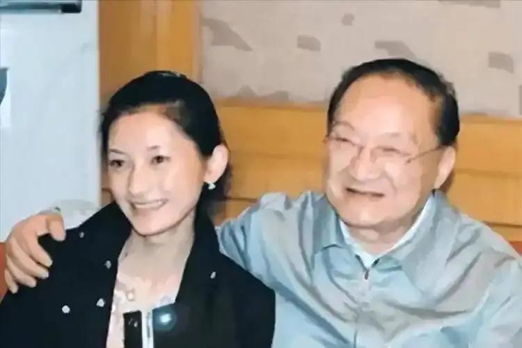 23年的相濡以沫，本应是坚不可摧的情感堡垒，却在一场婚外情的冲击下轰然崩塌，那个