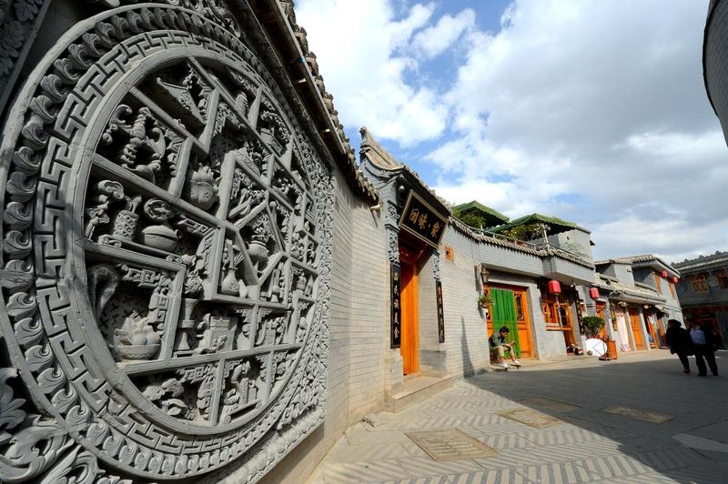 鹧鸪天：暮赏门前春景
独坐门前景入眸，春风十里尽情收
一湾翠柳凝烟水，两岸黄花靓