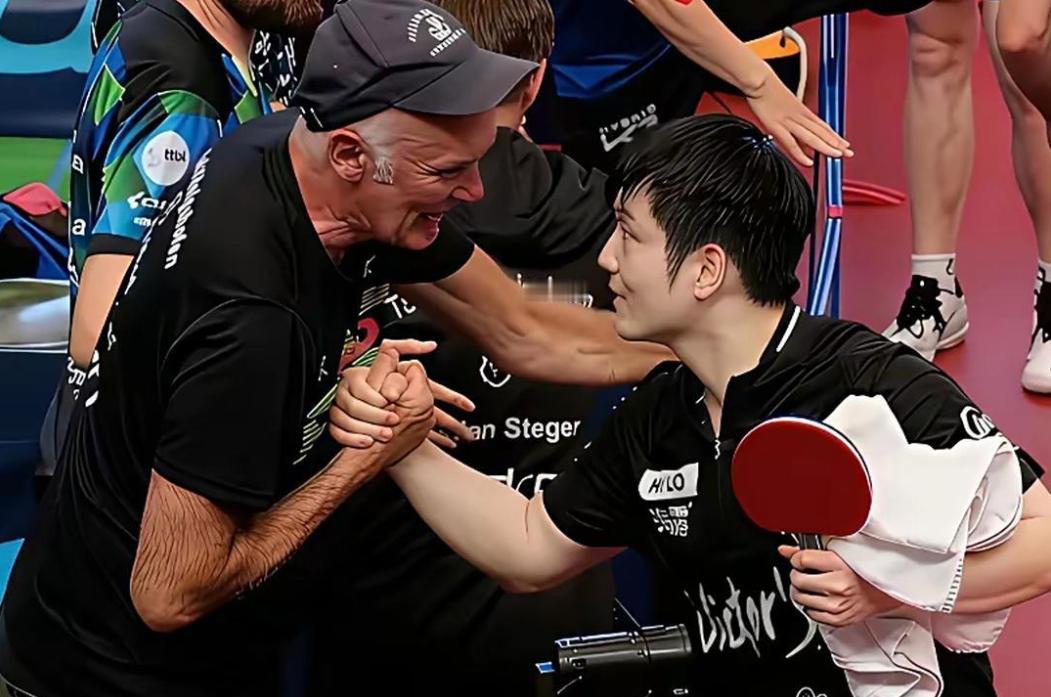 樊振东比赛后没有马上离场，他特意到前排和一位名叫汉斯穆勒德国球迷紧紧握手，足足1
