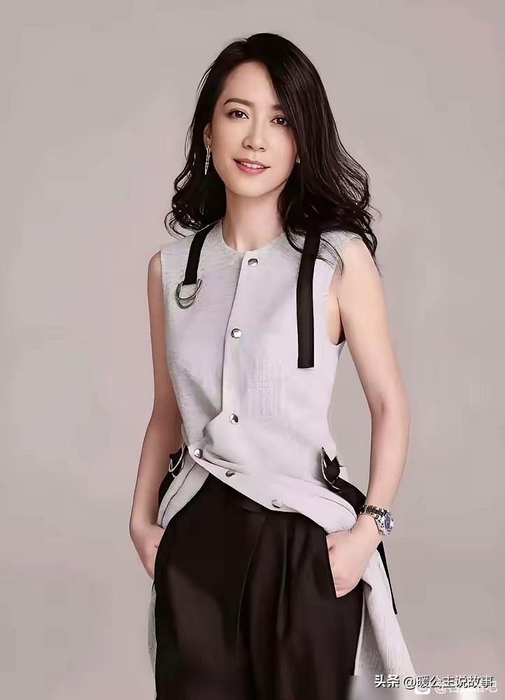 俞飞鸿55岁，陪了窦文涛20年，他就是不敢娶
窦文涛说："她太聪明了，我怕自己跟