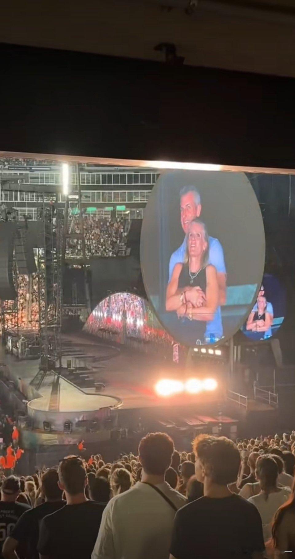 演唱会出轨门这事儿不是都过去好久了吗？ 