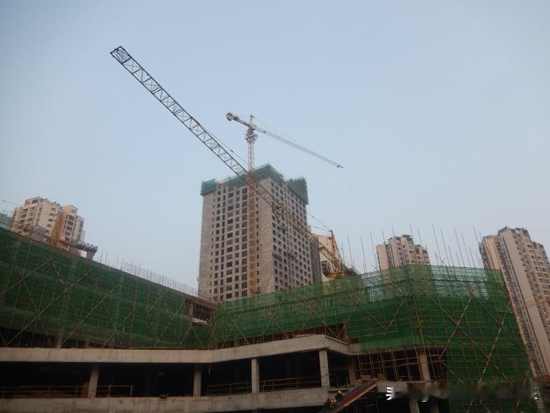 如今的楼市中，房价下跌已形成了自身的规律。
简单来讲，假设某小区有200套二手房