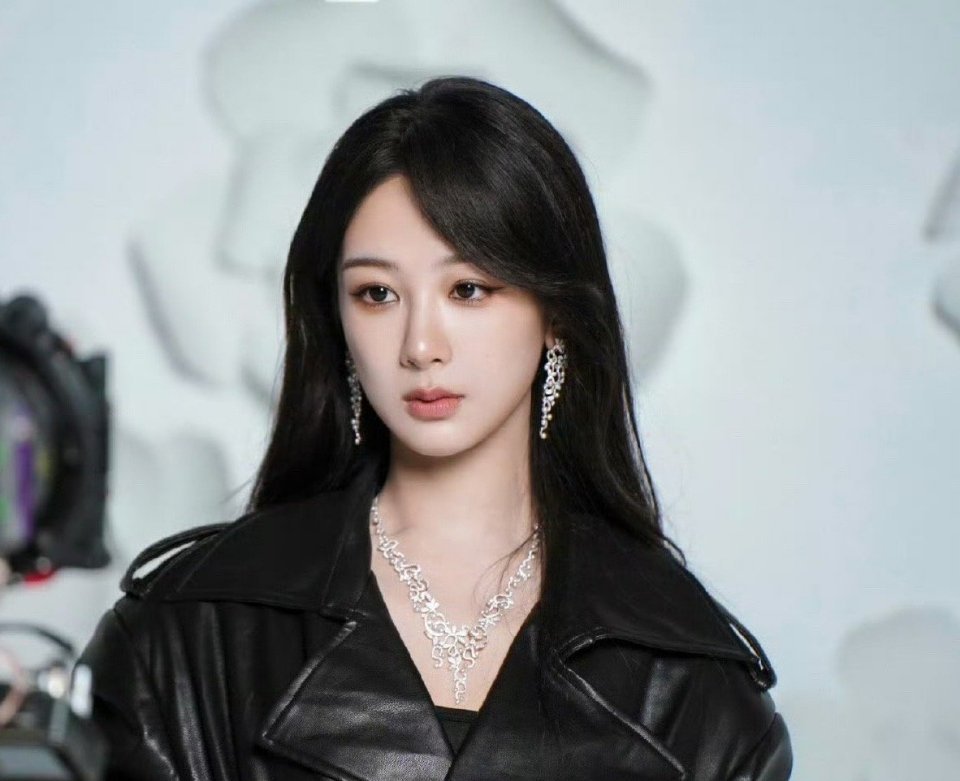 杨紫最新营业，这个妆造真的很赞！好漂亮[哇] ​​​