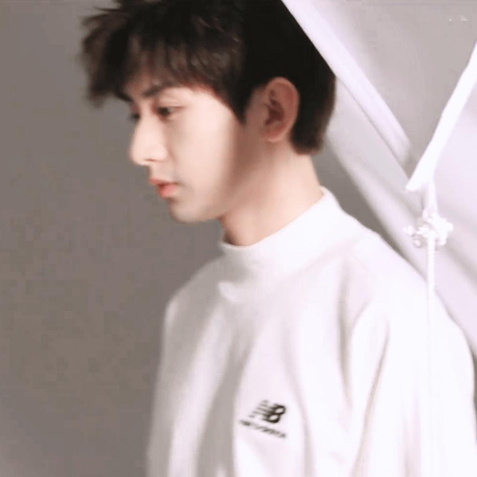 白衣少年。 