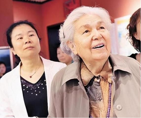 1965年，55岁的刘亚楼因为操劳工作，英年早逝。离世前，他叮嘱自己的混血妻子：