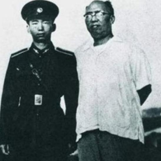 1963年，总政治部主任罗荣桓去世，他去世前曾希望萧华接替他的位置，然而萧华太年