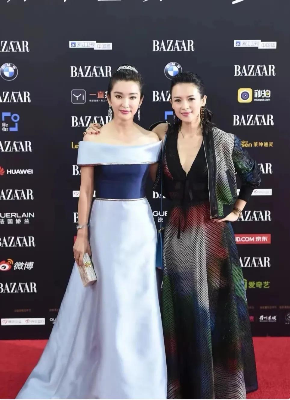 两大美女同框，谁更有气质！
​章子怡漂亮又优雅，李冰冰的脸有些皮松肉垮了，我还是