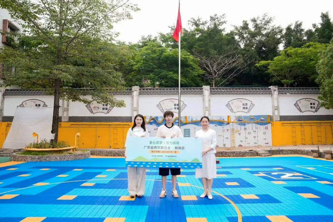 林高远被小孩哥挽留当体育老师林高远化身体育老师教孩子打球，课后被小朋友热情挽留。