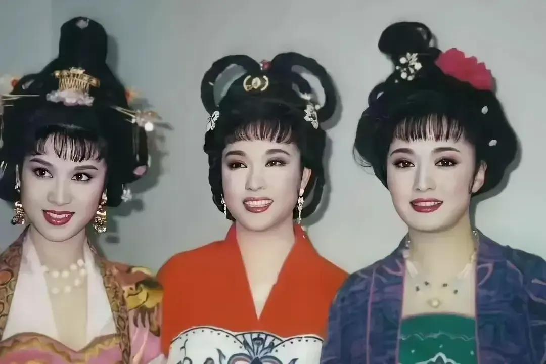 就说这几位到底美不美吧？要我说一个比个美，这要归功于化妆师毛戈平的妙手回春，让四