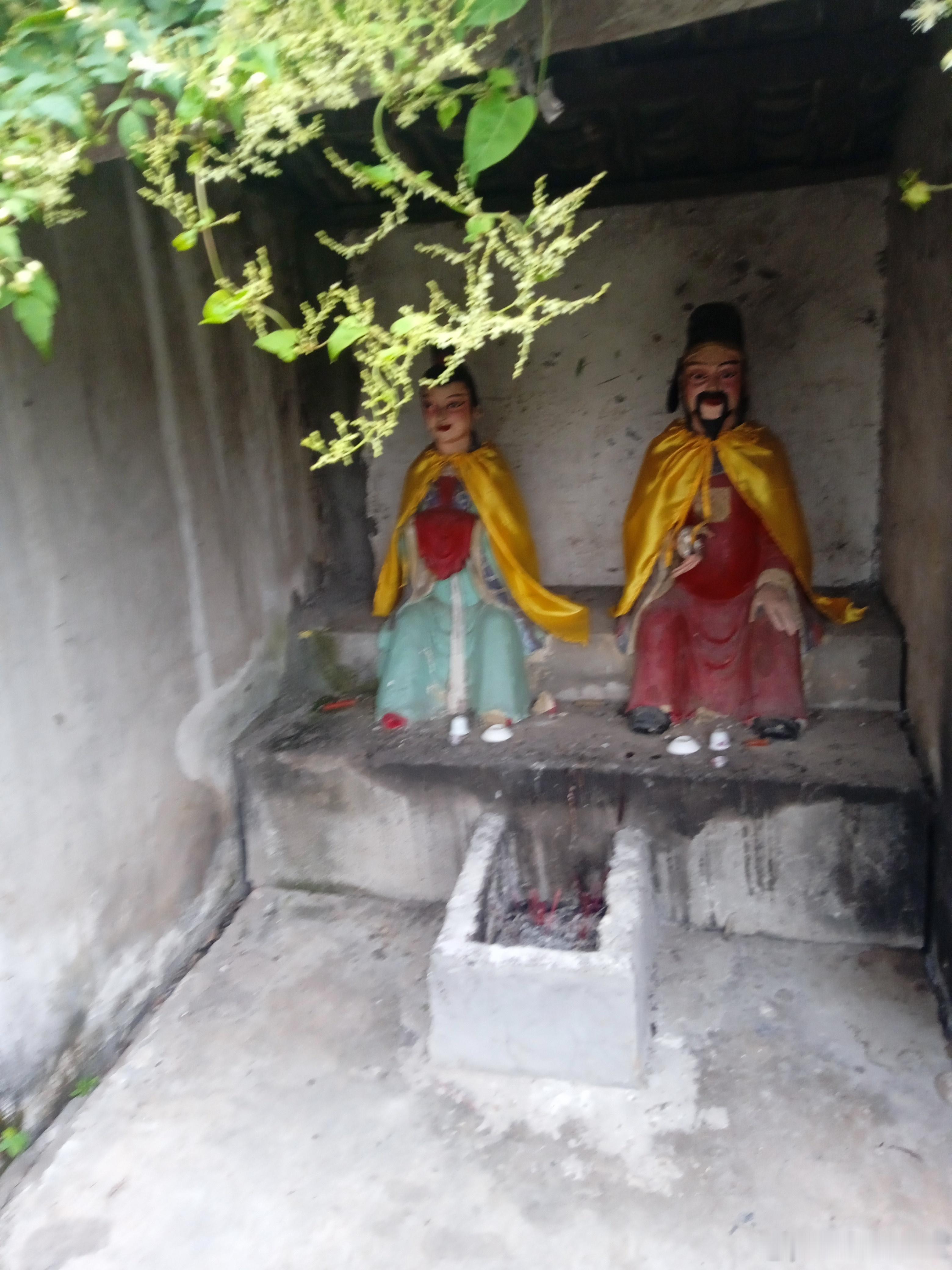 川南乡间的一座小庙“古镇南寺”，门前斜倒着一块碑，字迹已经模糊，难以辨识。当地老