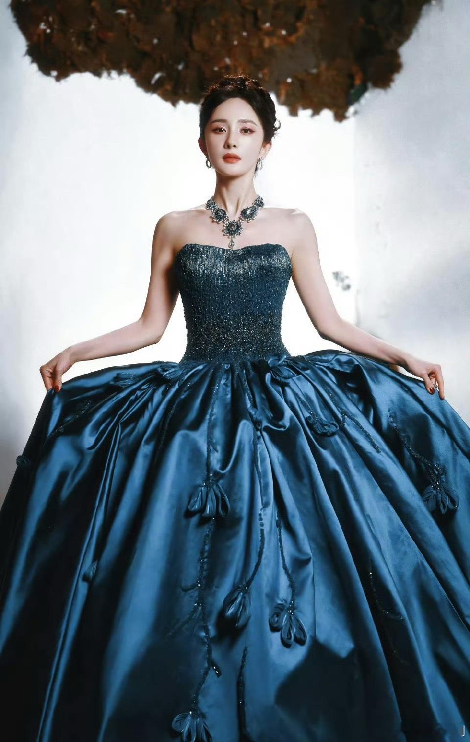 果然内娱有事，杨幂必被拱上高位热搜杨幂 不敢坐在大明星旁边 ​​​