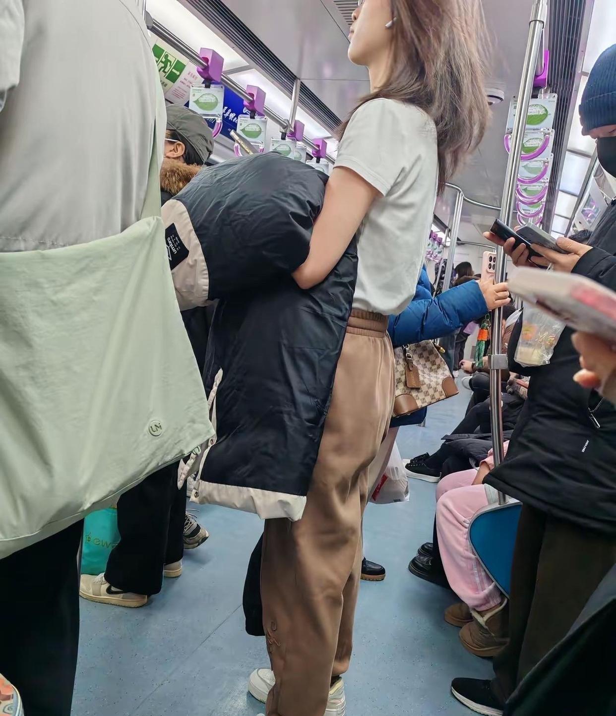 这火气也太大了吧，人家都穿羽绒服，她还穿短袖！