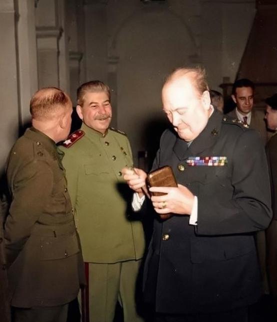 1945年，雅尔塔会议期间，丘吉尔烟瘾犯了，急忙抽出一根雪茄。动作很快，还特意背