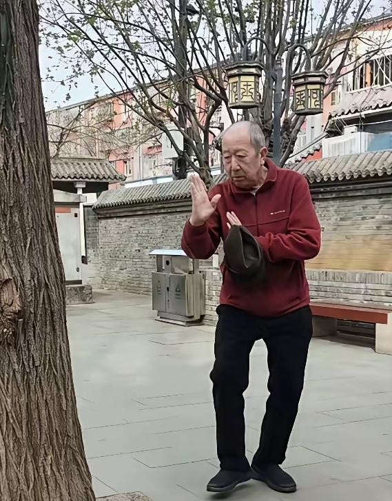 九十岁老戏骨雷恪生，状态着实让人佩服！
身居五楼步梯房，日常上上下下依旧脚步轻快